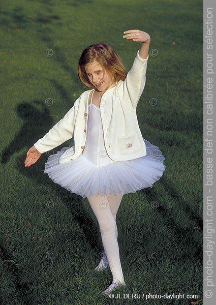 petite fille en danseuse - little dancing girl